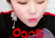 可爱的小姐姐吃空心冰糖,小姐姐品尝空心冰糖的可爱瞬间