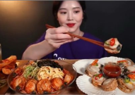 小姐姐吃贝类面,小姐姐畅享贝类面食之旅